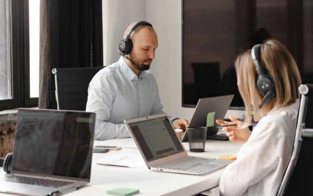 Nos experts techniques assurent la gestion complète de votre parc informatique, sa maintenance, et le support de vos utilisateurs.
